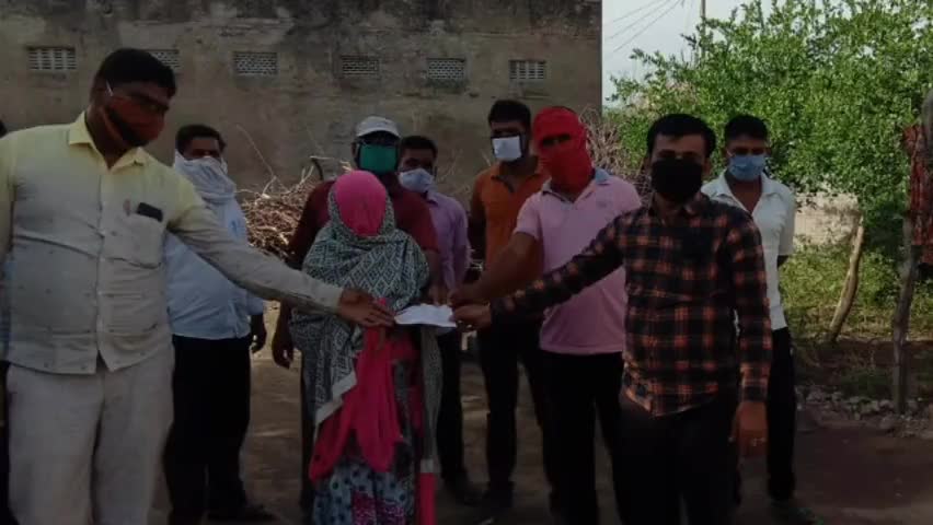 मसूदा: ग्राम पडांगा में युवक के निधन पर भामाशाह सुनील कावडिया ने मृतक की पत्नी को दी ₹11000 की आर्थिक सहायता #भामाशाह