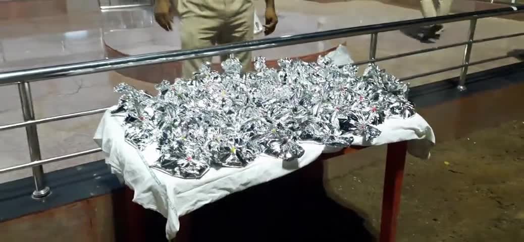 देवघर: जसीडीह के जय महादेव रोटी बैंक एवं आरपीएफ द्वारा स्टेशन परिसर में 150 जरूरतमंदों को करवाया गया भोजन #लॉकडाउन #आरपीएफ