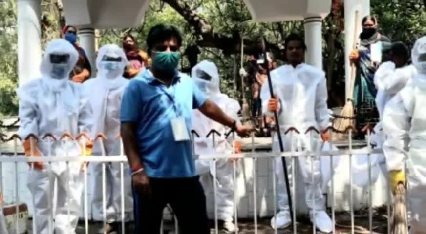 हज़ारीबाग: हजारीबाग नगर निगम के वार्ड नं. 4 के पार्षद ने सफाई कर्मचारियों को वितरित कीं पीपीई किट #कोरोना_वायरस #पीपीई_किट