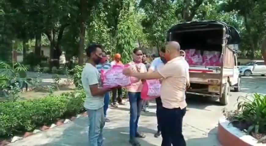 ज्ञानपुर: ज्ञानपुर में ज़िला जज ने 100 जरूरतमंदों को दिए खाद्य सामग्री के पैकेट, लोगों से की घर में रहने की अपील #जज