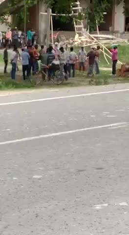 दलसिंहसराय: #दलसिंहसराय के डैनी चक स्टिथ कुछ मजदूरों  संकरो मजदूरों को  जाते देख रोका गया और उन्हें भोजन कराया और पानी दिया