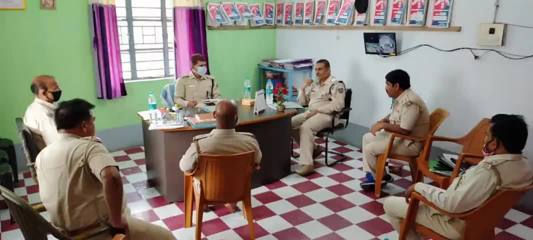 पतना: थाना प्रभारियों के साथ एसडीपीओ ने की बैठक, चेक नाका से गुजरने वाली गाड़ियों की बारीकी से जांच करने के दिए निर्देश #sdpo