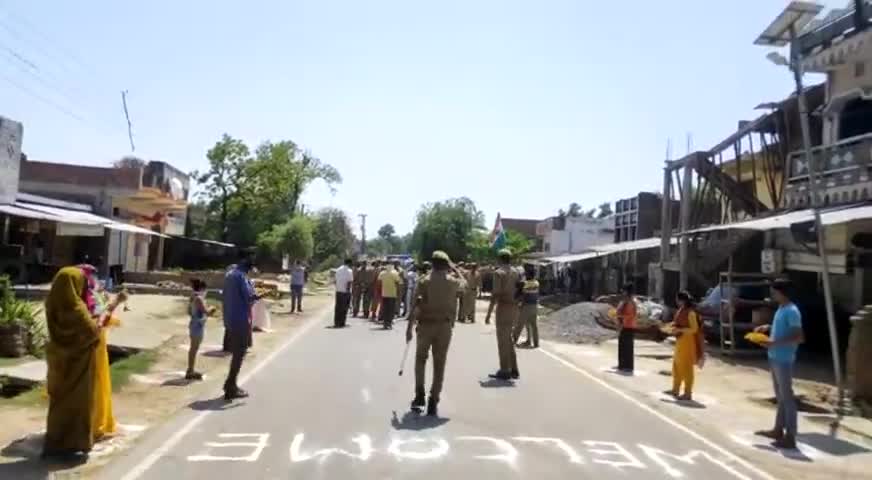 रायबरेली: डलमऊ में पुलिस प्रशासन पर कस्बेवासियों ने की पुष्प वर्षा

#thefreedomnews #coronafightsindia