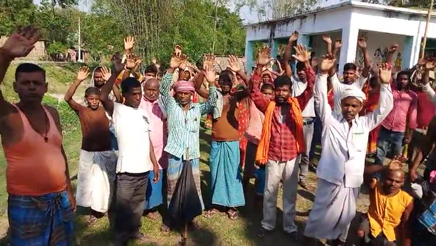 नरपतगंज: बड़ेपाड़ा में अवैध उगाही एवं डीलर द्वारा कम अनाज देने का आरोप लगाते हुए लाभुकों ने किया हंगामा #डीलर