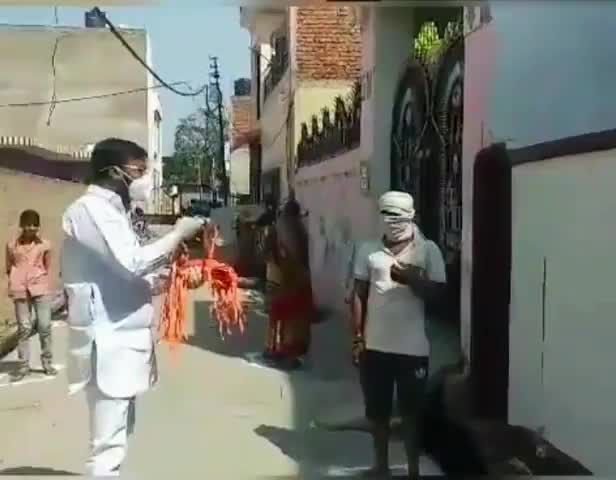 मैनपुरी: प्रसपा के प्रदेश अध्यक्ष किशन दुबे ने गोपाल नगर स्थित अपने आवास पर जरूरतमंदों को खाद्यान्न व मास्क किए वितरित #प्रसपा