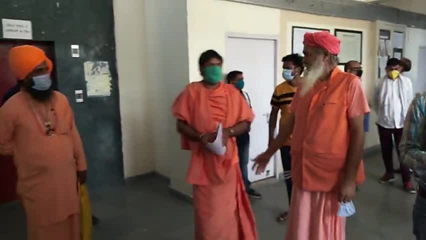 करनाल: बीर बडालवा गांव में जूना डेरा के कई साधु डीसी से मिले, लगाई इंसाफ की गुहार #डीसी #साधु