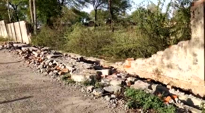 कोलारस: तेज़ हवा चलने के कारण कोलारस कब्रिस्तान की बाउंड्री गिरी #कब्रिस्तान