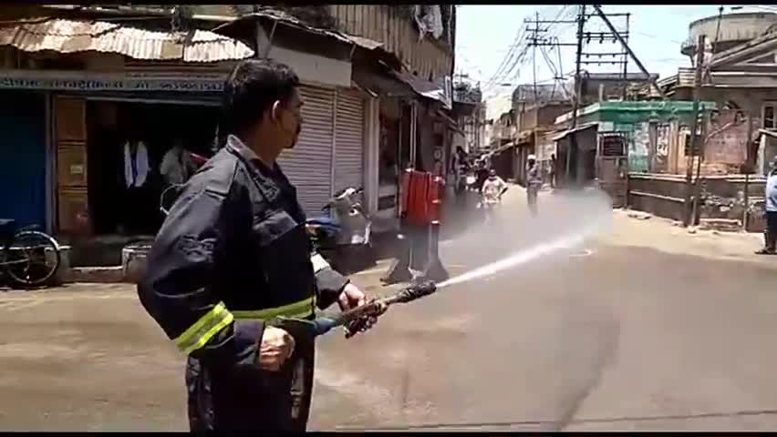 मिर्ज़ापुर: फायर ब्रिगेड के जवानों ने नगर के घंटाघर क्षेत्र को किया सैनिटाइज #सैनिटाइज #फायर_ब्रिगेड