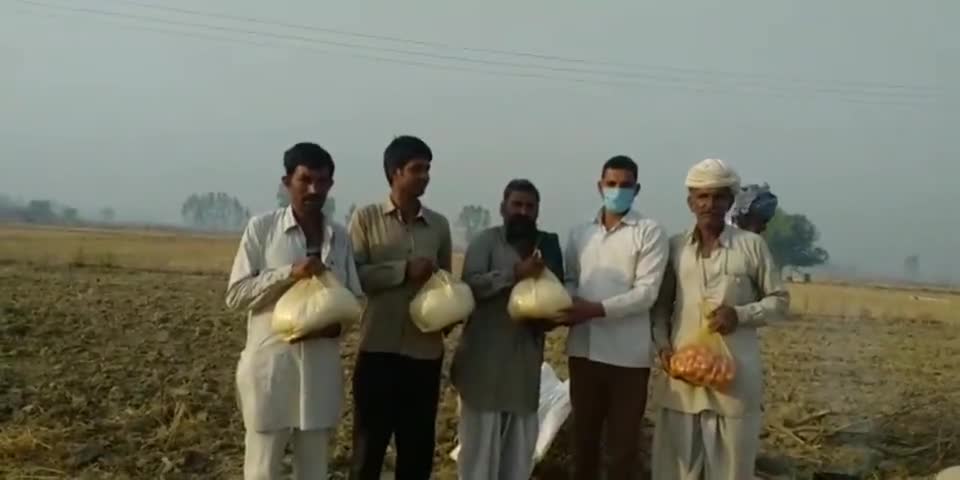 इसराना: लॉकडाउन के दौरान जरूरतमंद व प्रवासी मजदूरों को समाज सेवी बलराज शर्मा ने राशन किया वितरित #लॉकडाऊन