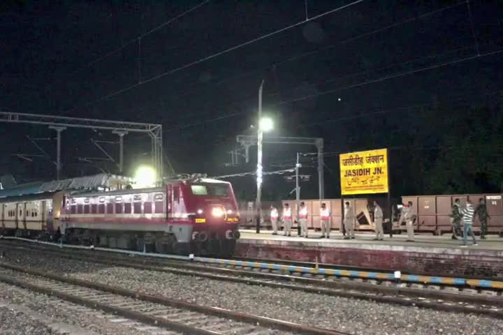 देवघर: प्रवासी मजदूरों को लेकर केरल के कासरगोड से जसीडीह स्टेशन पहुंची चौथी स्पेशल ट्रेन #लॉकडाउन #श्रमिक_स्पेशल_ट्रेन
