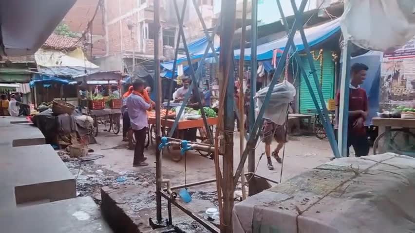 रफीगंज के चौक बाजार में लोग सोशल डिस्टेंस का कर रहे है उलंघन…
#social_distance