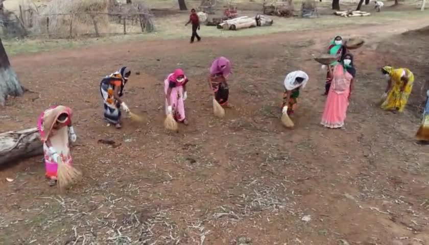 गुरूर: मास्क व ग्लब्स लगाकर महिला समूह ने ग्राम घोघोपुरी में चलाया सफाई अभियान, ग्रामीणों को किया प्रेरित #स्वच्छ_भारत_अभियान