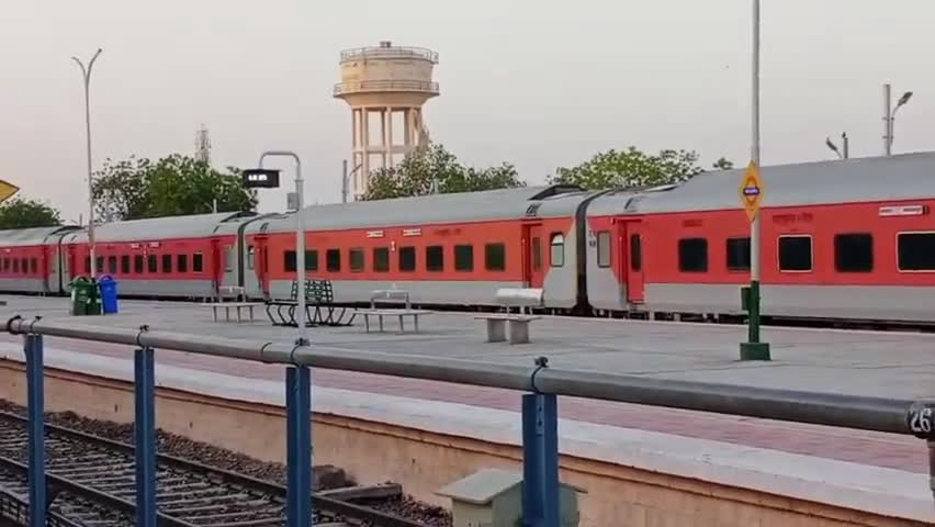 बाड़मेर: लॉकडाउन में पहली बार बाड़मेर की पटरियों पर चलेगी ट्रेन, आज 12 बजे 1200 मजदूरों को लेकर जाएगी पटना #श्रमिक_स्पेशल_ट्रेन