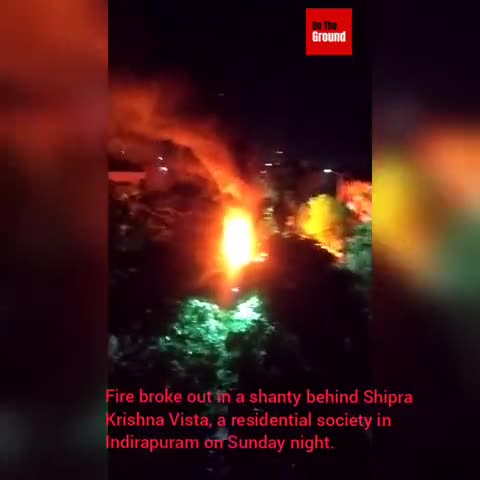 गाज़ियाबाद: Shanty gutted in fire behind Shipra Krishna Vista in Indirapuram #firebreakout #ghaziabad #ghaziabad296
