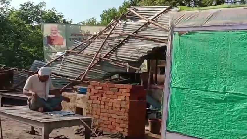 ज़मानिया: सेवराई में आई तेज आंधी और बारिश के कारण दर्जनों दुकानों के टीन शेड उड़े, काफी देर तक प्रभावित रहा आवागमन 
 #आंधी_तूफान
