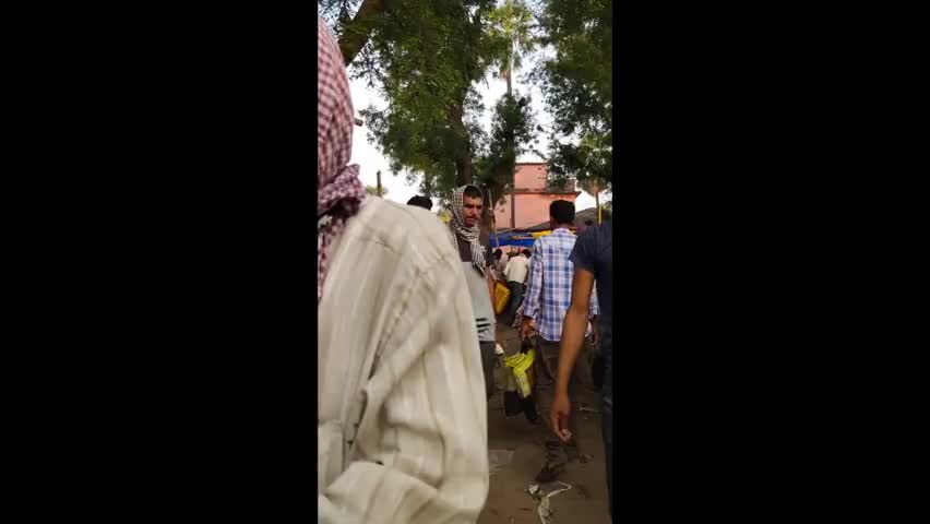 रफीगंज के डाकबंगला रोड स्थित सब्जी मंडी में लोग सोशल डिस्टेंस का कर रहे है उलंघन…
#social_distance