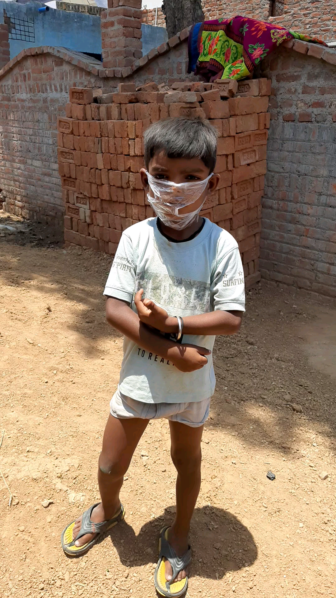 पैसा जरूरी नही दिमाग हो तो कोरोना जरूर हारेगा एक बच्चे ने कोशिश की । राशन और मास्क कहाँ है।। #korona_virus ﻿#guddubalmik