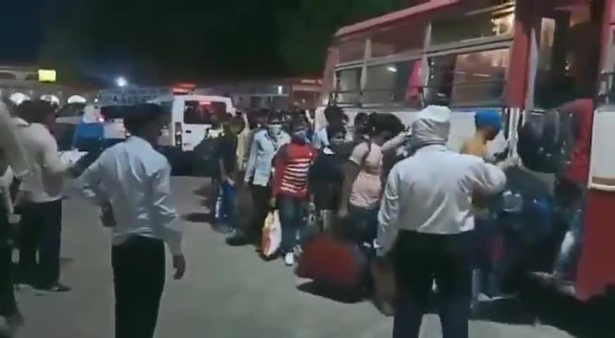 प्रयागराज: प्रतापगढ़ में प्रवासी मजदूरों को बस में बैठाते समय लात मारने से मानवता शर्मसार।
#लॉकडाऊन
#कोरोनवायरस 
#कोरोना
#corona