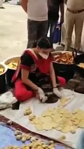 नजफगढ़: नजफगढ़ थाना में सपना चौधरी ने महिला पुलिसकर्मियों के साथ बनाई पूड़ी #सपना_चौधरी