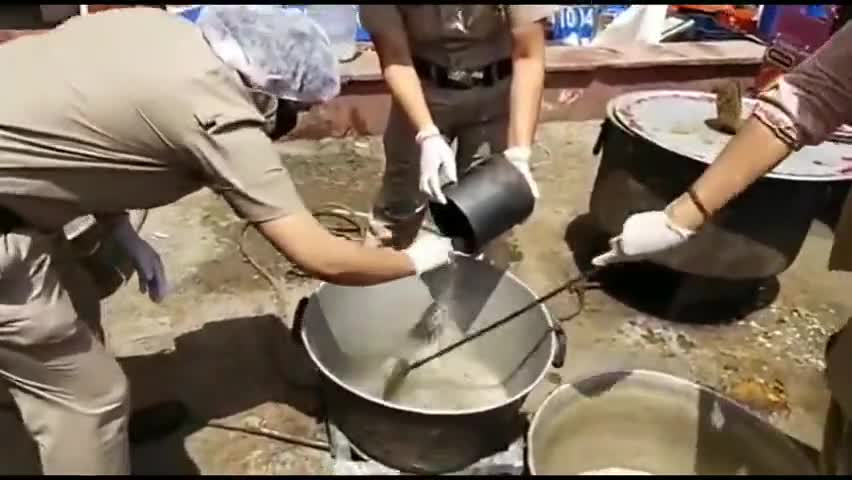 नजफगढ़: कोरोना से लड़ने के लिए नजफगढ़ थाने की महिला पुलिसकर्मी सभी को पिला रही काढ़ा #काढ़ा #पुलिस