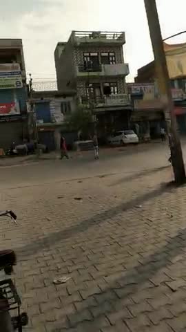 सोनीपत: लोकडाउन के चलते बहालगढ़ गांव का शाम 5:00pm बजे का दृश्य।
पुलिस कर्मी गांव की दुकान बंद करवाते हुए।
#लोकडाउन #बहालगढ़