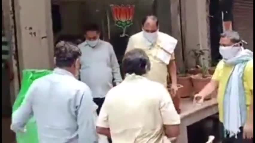 प्रीत विहार: गौतम गंभीर फाउंडेशन द्वारा न्यू अशोक नगर पार्षद कार्यालय में जरूरतमंदों को दिया गया राशन #लॉकडाउन #गौतम_गंभीर