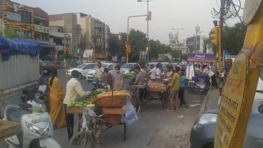 सरस्वती विहार: रानीबाग रोड न. 43 पर बुध बाजार की तरह सजी शब्जी की रेहड़ी। सोशल डिस्टेंसिंग की उड़ रही धज्जियां #socialdistancing
