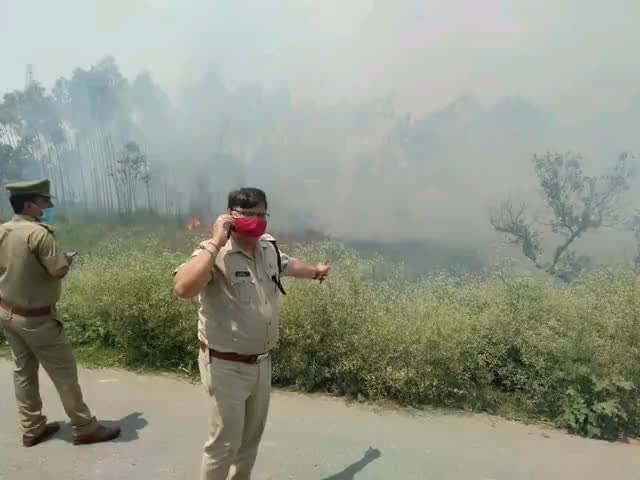 बलरामपुर: #लॉकडाउन से परेशान #किसान पर गिरी #प्रशासन की गाज
#पराली जलाने पर SP के आदेश पर किसान के ऊपर दर्ज हुवा #मुकदमा