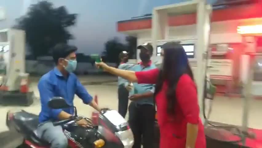 प्रयागराज: प्रयागराज में पहली बार पेट्रोल पंप कर्मचारी व ग्राहकों की थर्मल मशीन से #कोरोना_वायरस के फीवर की जांच की गई।
#लॉकडाऊन