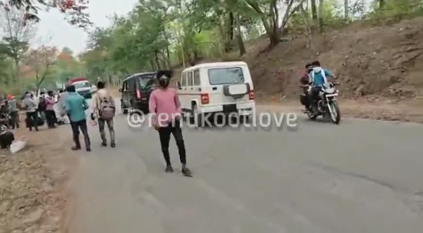 रॉबर्ट्सगंज: रेणुकूट की तरफ पैदल आते कुछ लोग दिखें।
#india #renukoot #sonebhadra #news