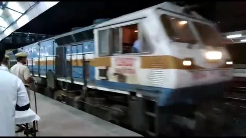 बाली: मुंबई के वसई स्टेशन से प्रवासियों को लेकर फालना पहुंची ट्रेन, यात्री स्क्रीनिंग के बाद हुए रवाना #थर्मल_स्क्रीनिंग