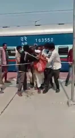 #भूख से संघर्ष 
बिहार के कटिहार स्टेशन पर बिस्किट के लिए जंग
