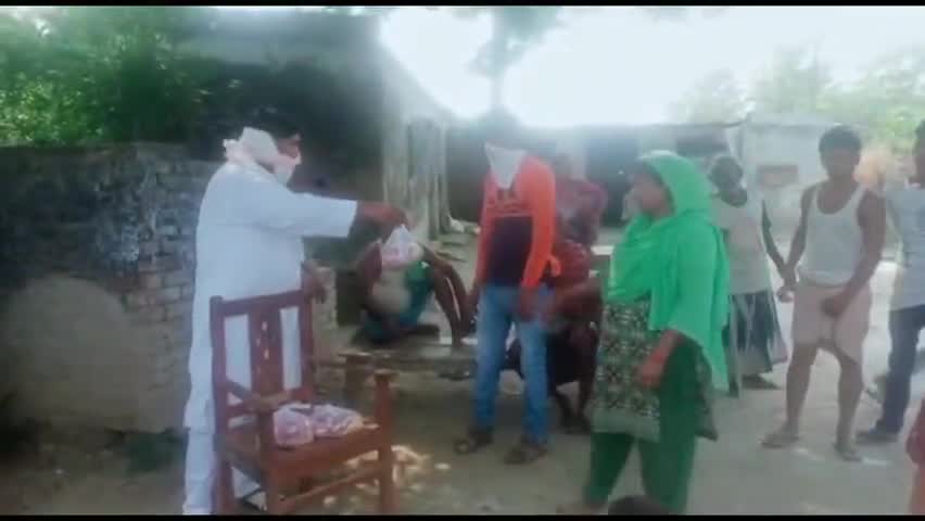 सिवान: जीरादेई विधानसभा के समाजसेवी ने रोजेदारों के बीच वितरित की इफ्तार सामग्री #इफ्तार #समाजसेवी