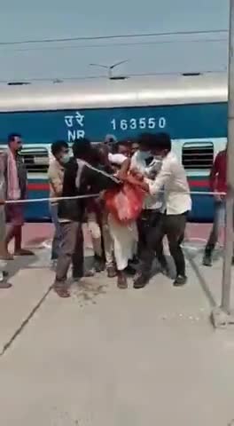 किशनगंज: कटिहार रेलवे स्टेशन पर लोग बिस्किट के लिए क्यों इतने परेशान हैं।
#Atmanirbharbharat 
#katiharrailwaystation