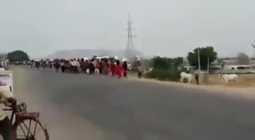 ओ मेरी सरकार,, इन प्रवासी मजदूरों का भी ध्यान रखकर इनके आवासों तक पहुंचाने का कष्ट करें इनका क्या कुसूर है...
#Majdoor