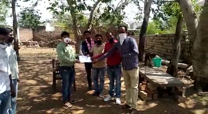 पोहरी: चना खरीदी में देरी होने के संबंध में #भारतीय_किसान_संघ बैराड ने #मुख्यमंत्री_शिवराज_सिंह_चौहान के नाम दिया ज्ञापन