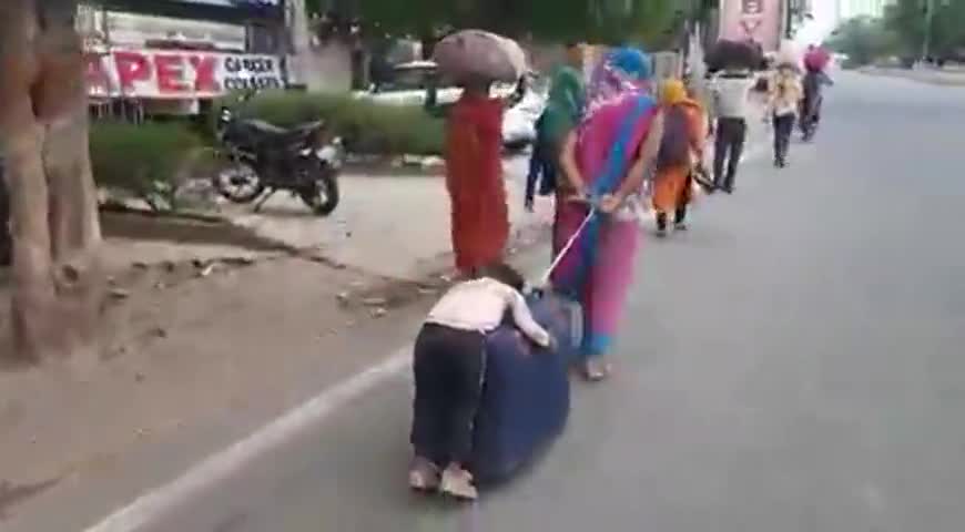प्रयागराज: ट्रॉली बैग पर बच्चे को सुला कर ले जाने की मार्मिक वीडियो सामने आई है, क्या यही आत्मनिर्भरता है?
#कोरोन_वायरस #लॉकडाऊन