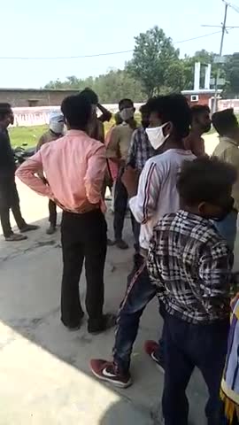 गोंडा: #इटियाथोक ब्लॉक में थर्मल सकैनिंग कराने आये बाहरी मजदूर नही हो रहा सोशल डिस्टेंसिन्ग का पालन
