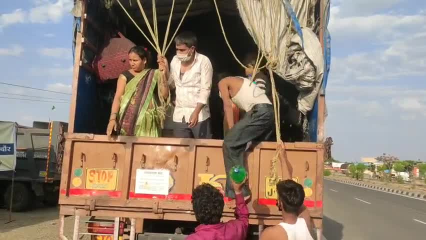 इंदौर: पाकीजा परिवार व सुन्नी वेलफेयर सोसाइटी कर रहे पलायन करने वाले मजदूरों की 40 दिनों से मदद #प्रवासी_मज़दूर