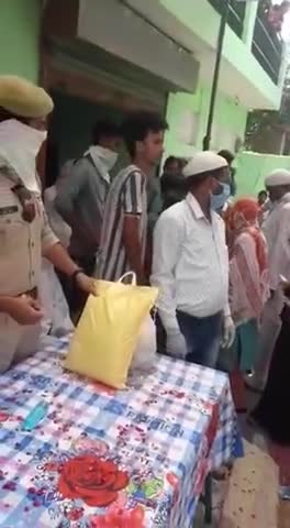 भरथना: Bakewar kasba me gareebo ko rashan pradan karte Muslim samuday ke log va Thana police.#stayathome