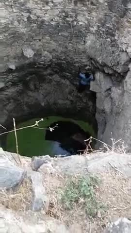 नसीराबाद: #nasirabad #ajmer #गाँव बलवन्ता में मोर जो कि कुए में गिर गया था उसे गाँव वालों ने बचाया