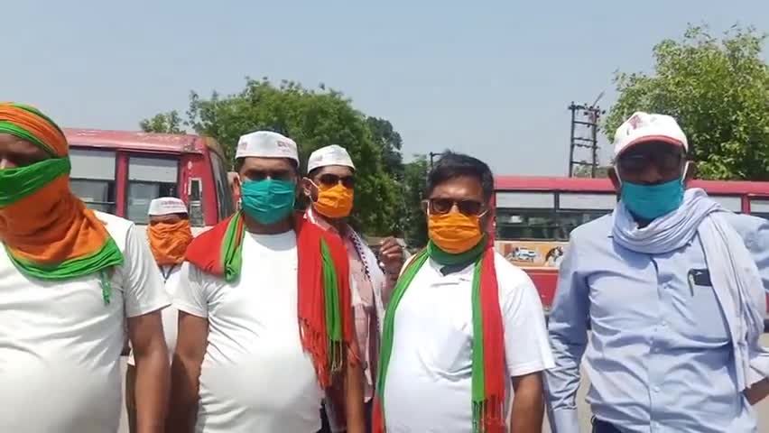 नवाबगंज: रेलवे स्टेशन पर बाबा केदारनाथ सेवा समिति के सदस्यों ने श्रमिकों को वितरित किए लंच पैकेट व पानी पाउच #राहत_सामग्री