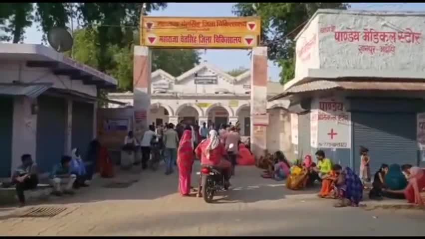 ज्ञानपुर: ज्ञानपुर ज़िला अस्पताल में थर्मल स्कैनिंग करवाने के लिए गेट के बाहर तक लगी प्रवासियों की भीड़ #थर्मल_स्कैनिंग