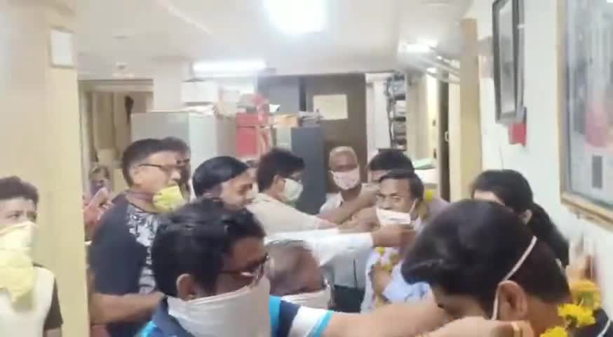 बांसवाड़ा: तलवाड़ा व्यापारी संघ ने बैंक कर्मियों का किया पुष्पमाला पहनाकर अभिनंदन #अभिनंदन #बैंक