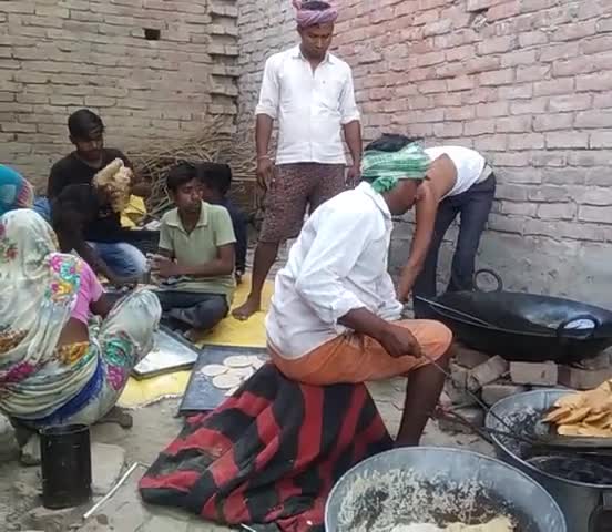 चंदौली: ग्राम रघुपट्टी डिलीया के द्वारा प्रवासी मजदूरो के लिए भोजन की व्यवस्था की गई #(सैयदराजा)#चन्दौली