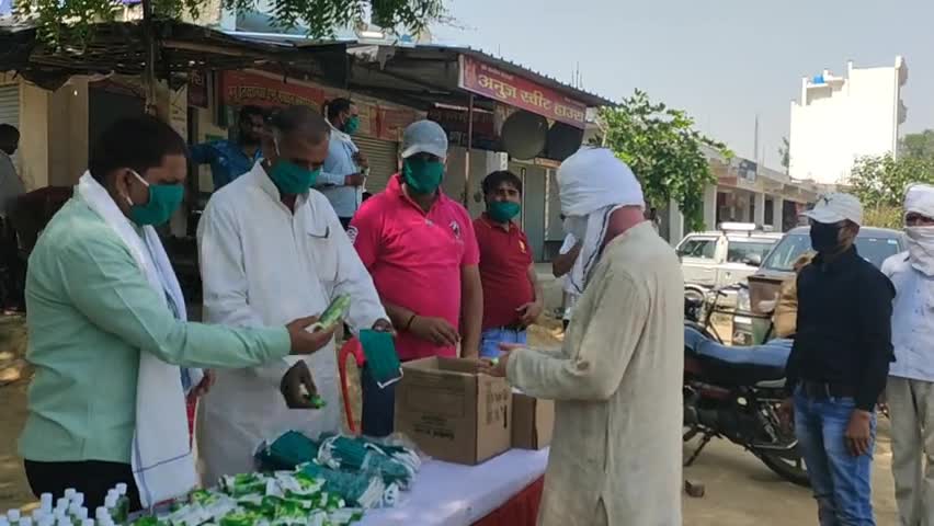 सैफई: सैफई में प्रसपा के पदाधिकारियों ने जनता को वितरित किए मास्क व सैनिटाइजर #प्रसपा