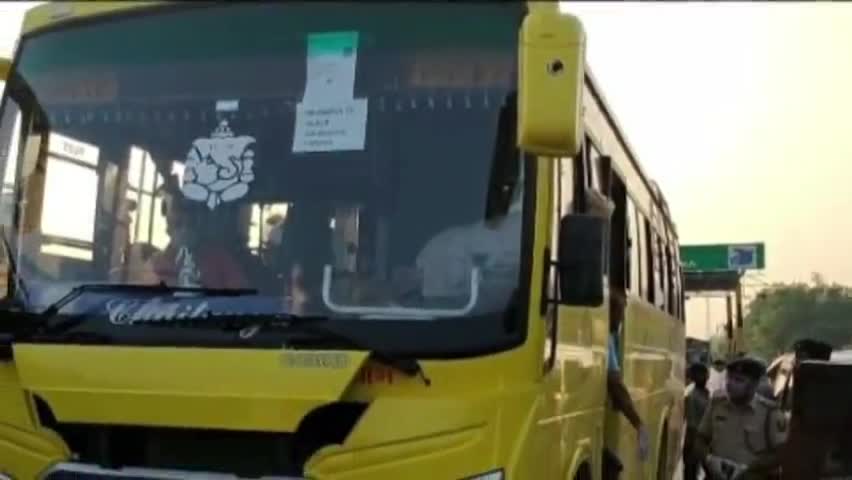 अररिया: देहरादून से अरुणाचल प्रदेश जा रहे बस में सवार बच्चों के बीच अररिया पुलिस ने वितरण किया फूड पैकेट #एसडीपीओ #कोरोना_वायरस