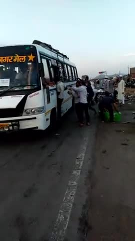 इंदौर: #इंदौर_मुस्लिम_नौजवान
#प्रवासी_मज़दूर कि मदद करते हुए
﻿#इंदौर_मुस्लिम