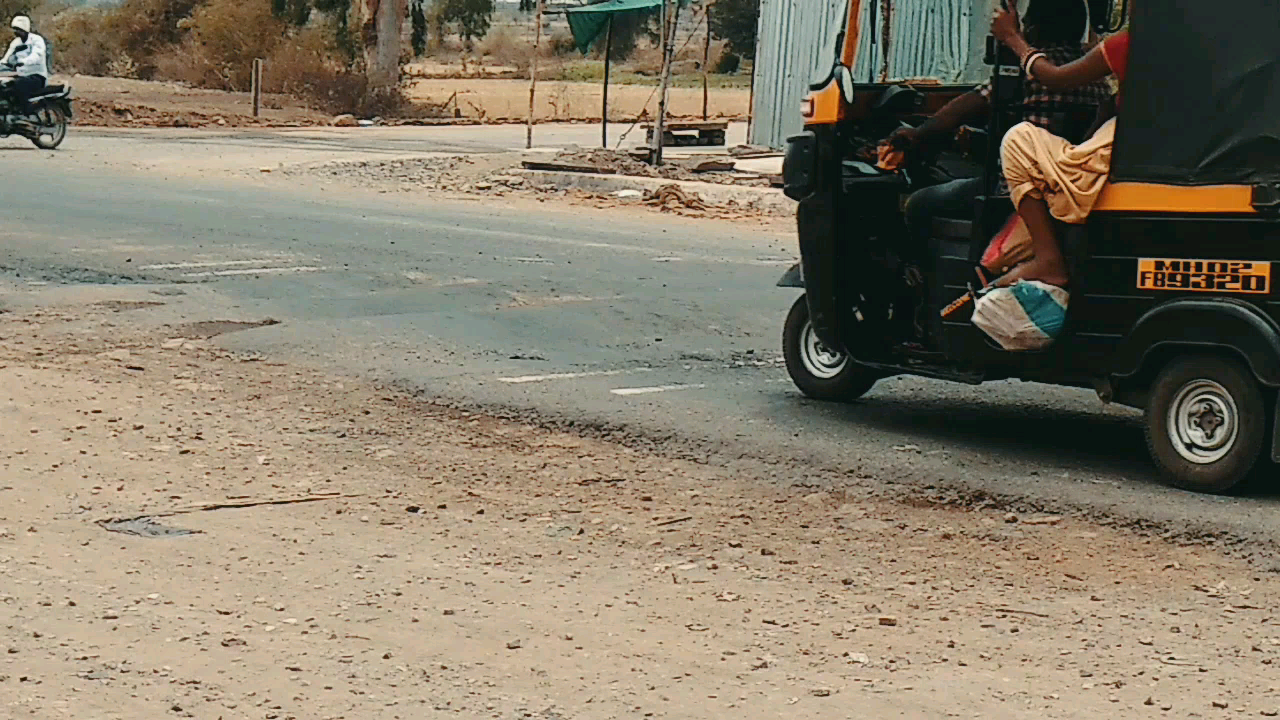 दमोह: दमोह से हजारो ट्रक मजदूरों से भर कर जा रहे हैं।
#majdoor