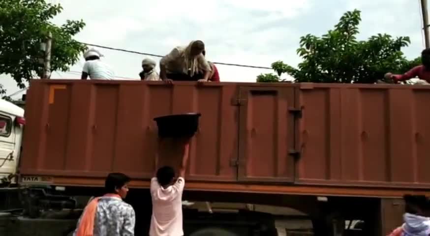 मछलीशहर: मुंगराबादशाहपुर में आ रहे प्रवासी मजदूरों को स्वयंसेवियों द्वारा दिया जा रहा भोजन व पानी की बोतलें #राहत_सामग्री